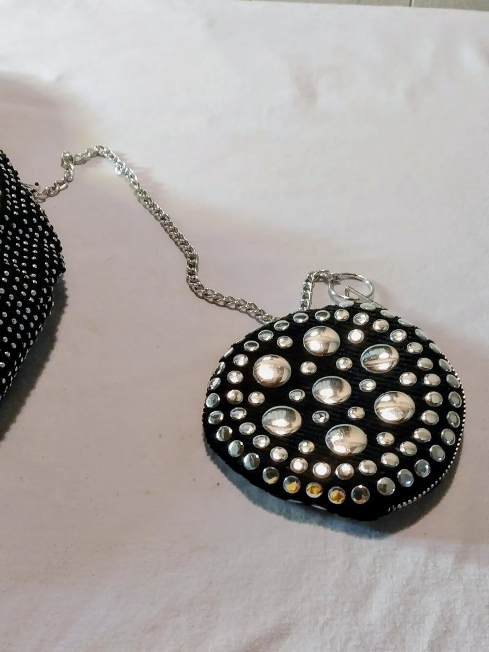 Mid century round flat handbag with big silver metal sequins. - Picture 7 of 12